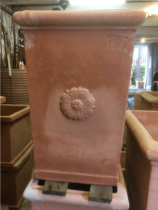 Aufnahme eines "pilone con rosa" aus Terracotta Impruneta
